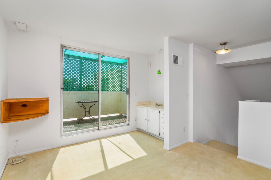 Building Photo - 5420 Sylmar Ave