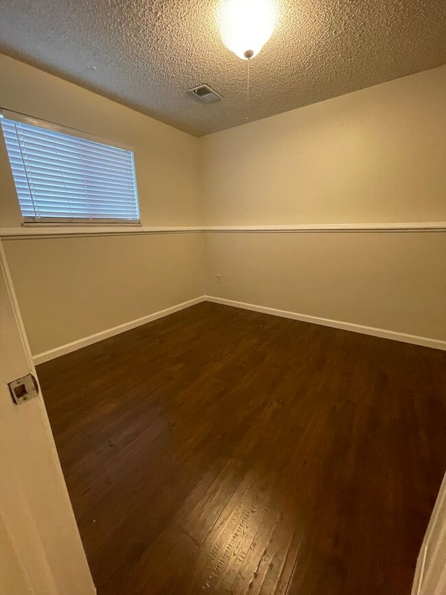 Building Photo - Centaur Village 3 Bedroom/2 Bath Newly Upd...