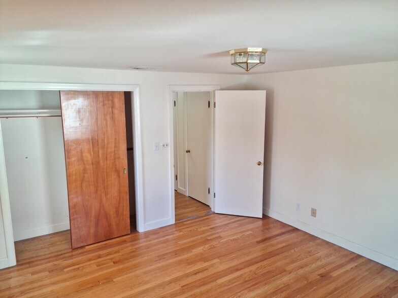 Building Photo - 61 Oakley Ln