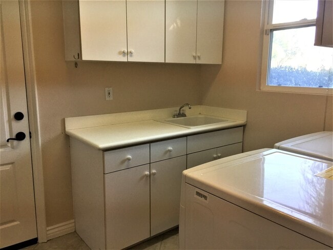 Building Photo - Gorgeous large single family home in Eastlake!