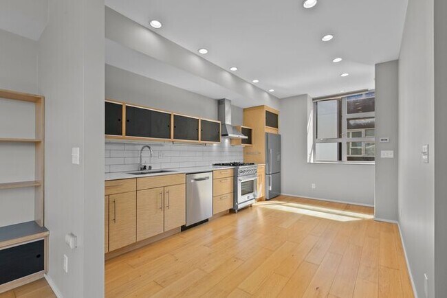 Building Photo - Gorgeous VIEW Townhome w/ 2 Master Suites in Coveted Eastlake