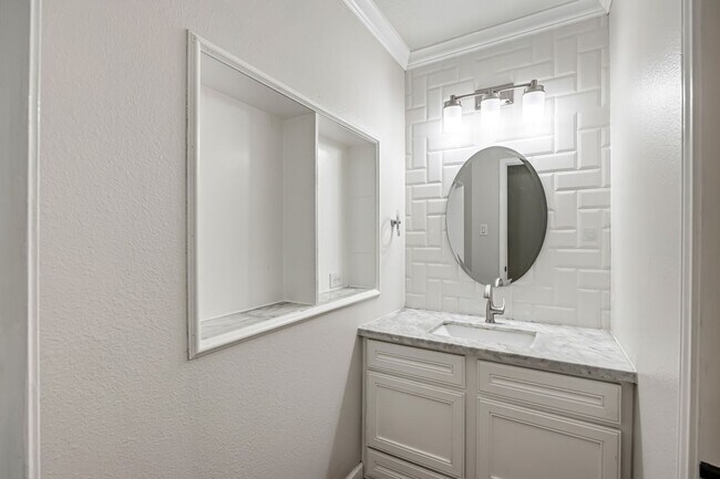 Building Photo - 5703 Basswood Dale Dr