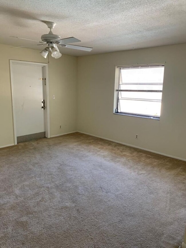 Building Photo - Nice 2 Bed 1 Bath, Unit Located in Quiet S...