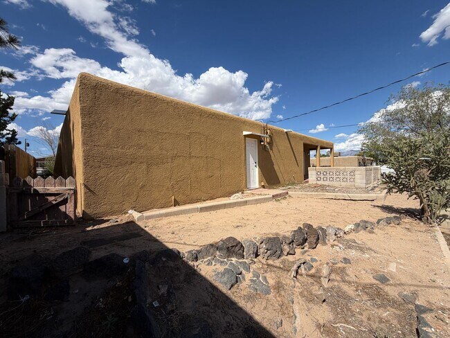 Building Photo - 3 Bedroom Single Story Home Available Near Unser Blvd NW & Paradise Blvd NW!