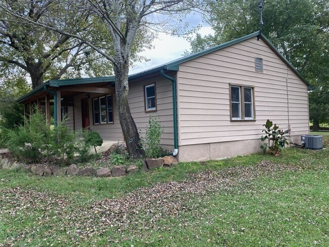 Building Photo - 3 Bedroom 1 Bathroom home. Available NOW!
