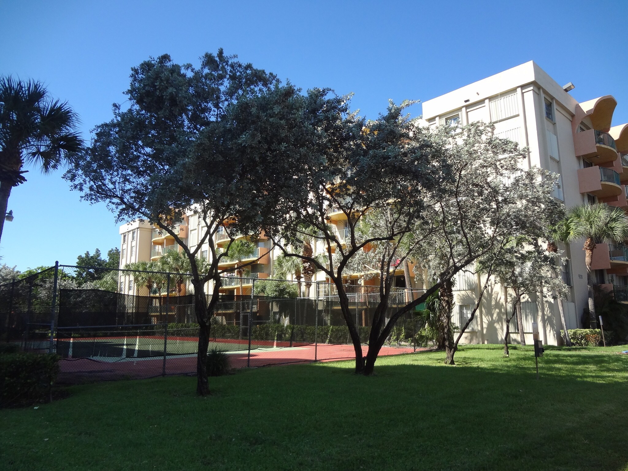 Tennis court - 9310 Fontainebleau Blvd