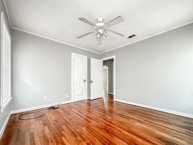 Building Photo - 6340 Parkdale Dr