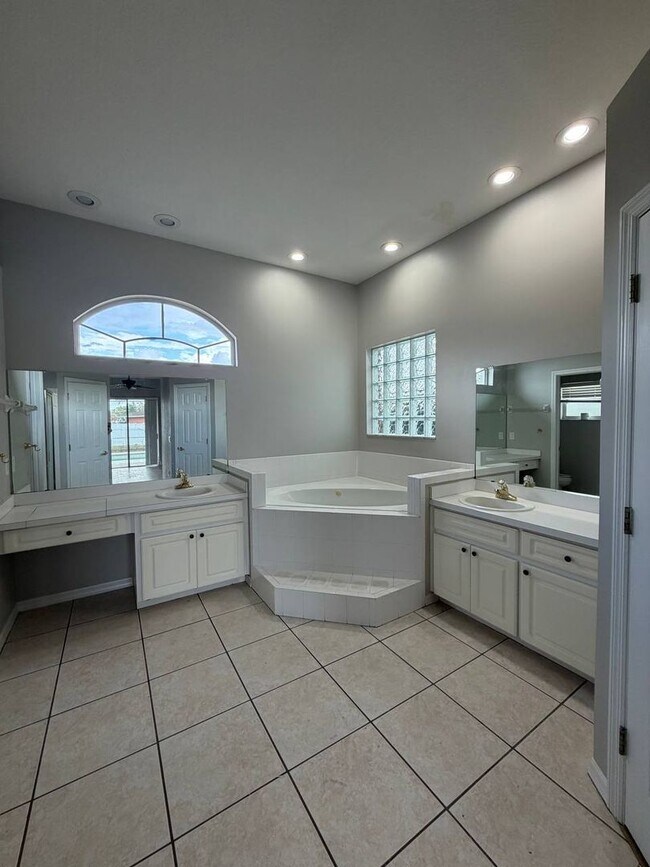 Building Photo - Welcome to your private Florida retreat in Lakeland!