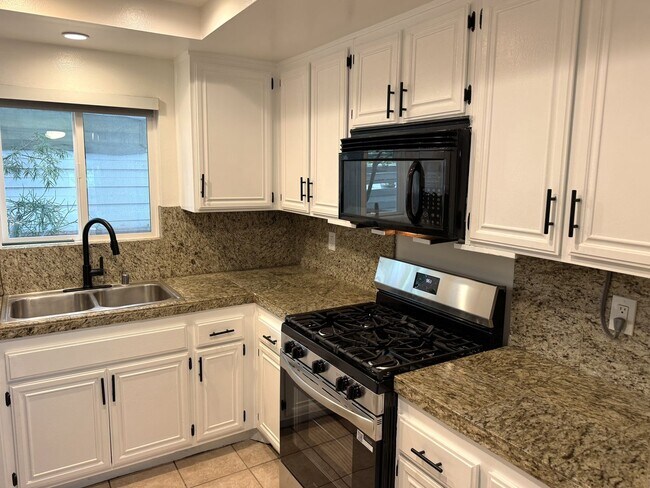 Building Photo - 2 + 2.5 Santa Monica Condo townhouse