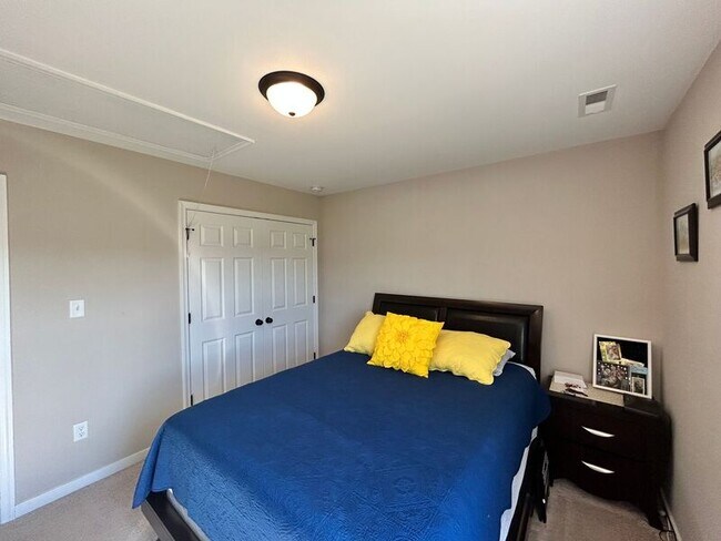 Building Photo - 2157 Kennington Pkwy N