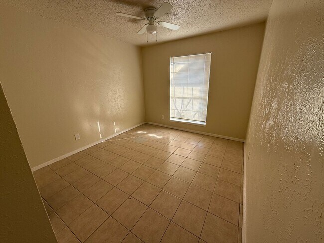 Building Photo - Nice and Spacious Home