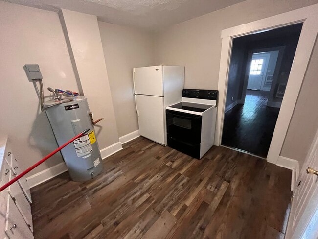 Building Photo - DECEMBER RENT FREE - One Bedroom Renovated Duplex!