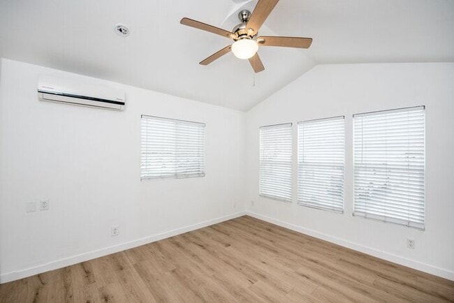 Building Photo - Newly Renovated 1 Bedroom Cottage