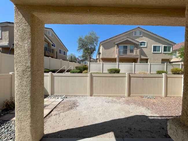 Building Photo - Great Spacious 3 bedroom Townhome Availabl...