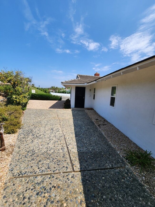 Building Photo - 16598 Bernardo Oaks Dr