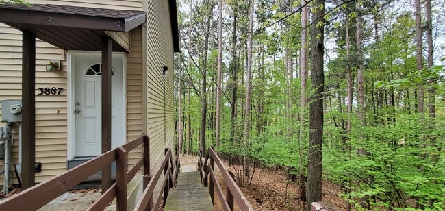 Building Photo - Maplewood Hills 2 Bedroom End Unit Townhome