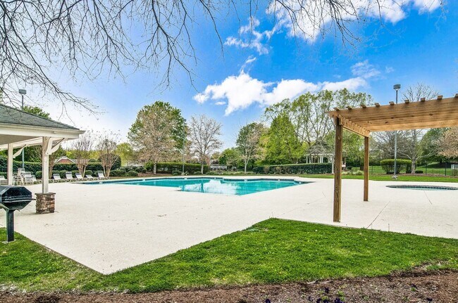 Building Photo - 4 bed, 2.5 Bath Home w/ 2 Car Garage in Franklin Green