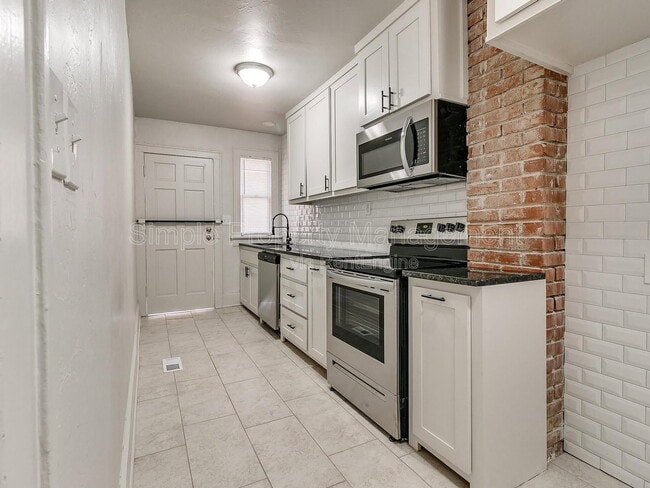 Building Photo - 943 East Dr