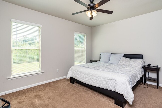 Building Photo - 4 Bedroom 2.5 Bath in Victoria Meadows