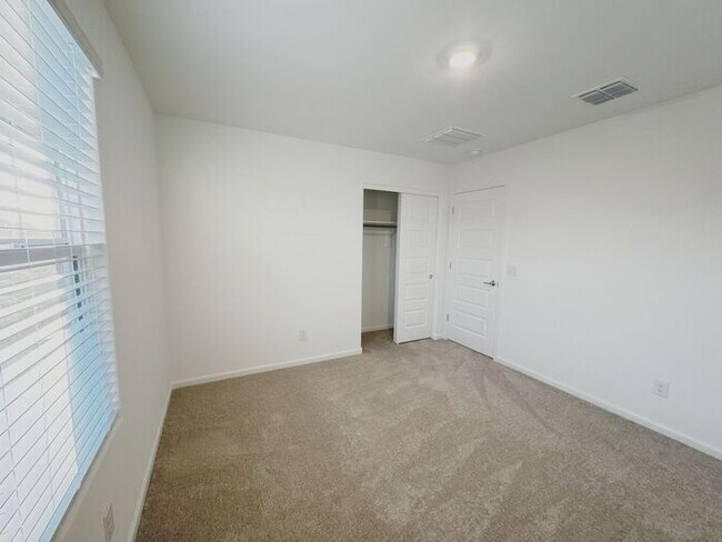 Building Photo - NEW 5 BEDROOM 3 BATHROOM HOME AVILABLE FOR RENT!