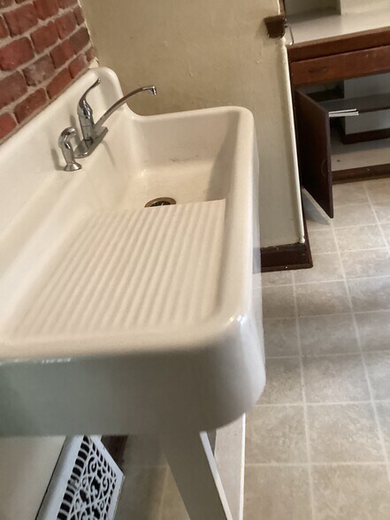 Building Photo - 2943 N Newhall St