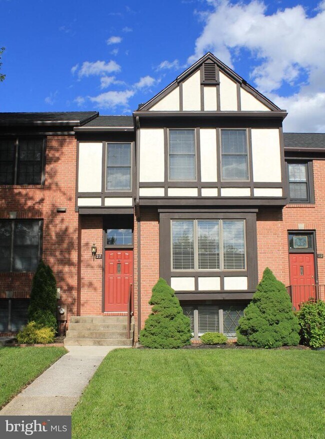 Building Photo - 27 Tudor Ct