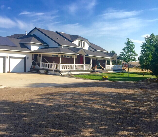 Building Photo - 245 Piper Dr