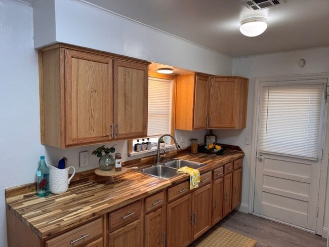 Building Photo - 2 bed 1.5bath  New paint, new flooring, new range, fenced yard!