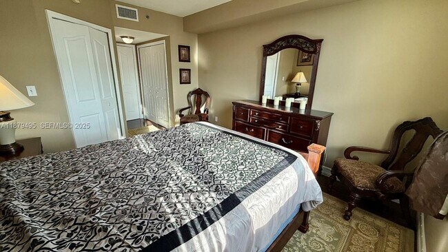 Building Photo - 2665 SW 37th Ave