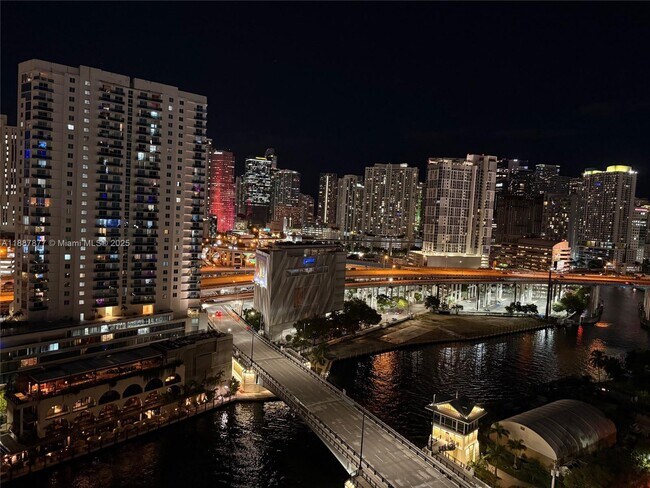 Building Photo - 10 SW South River Dr