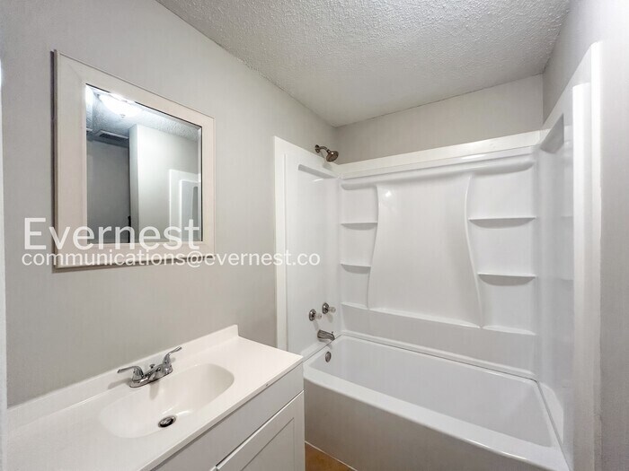 Building Photo - 5884 Caroline Dr