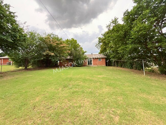 Building Photo - 2709 NW Hilltop Dr