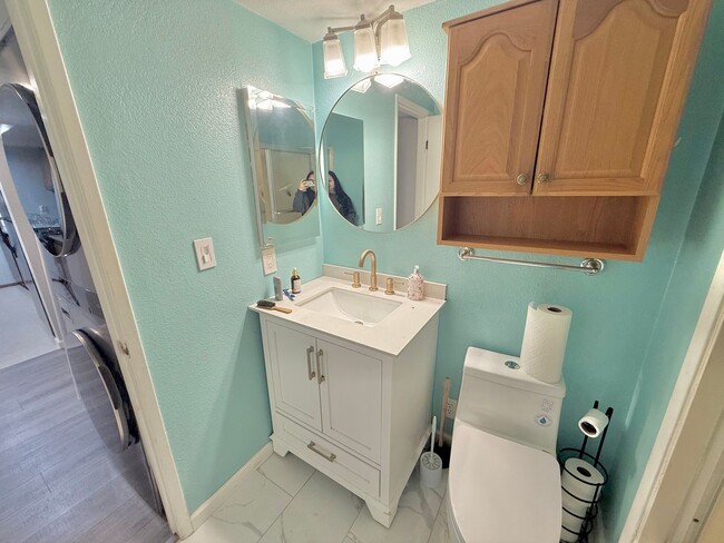 Building Photo - One Bedroom One Bath Condo Available in Wa...