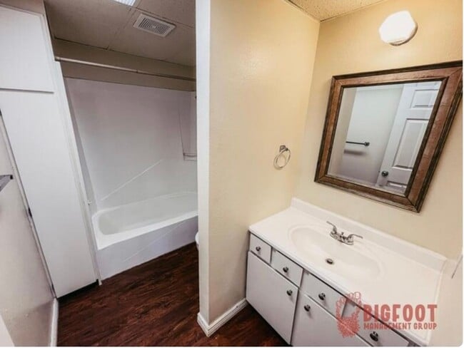 Building Photo - Pet Friendly 2 Bedroom/ 1 bath Westside Location With Balcony!