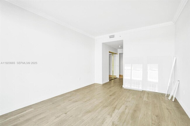 Building Photo - 10101 Collins Ave