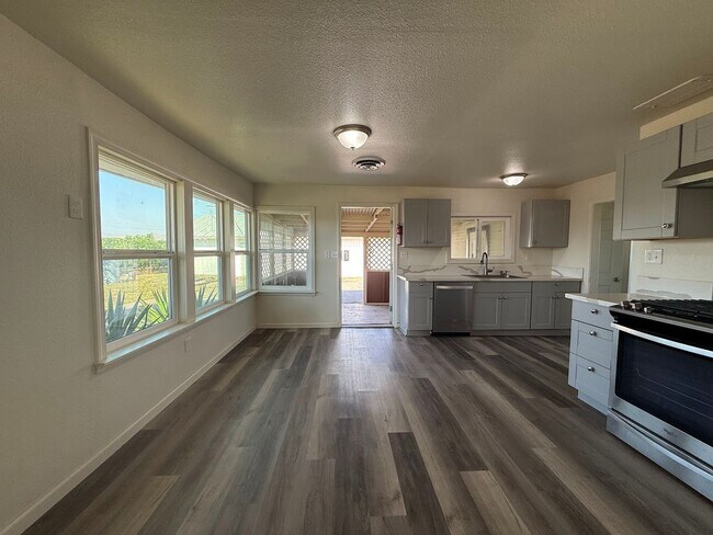 Building Photo - Updated Country Home with Shop!!