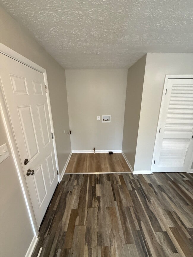 Building Photo - 5331 Oliver Ave