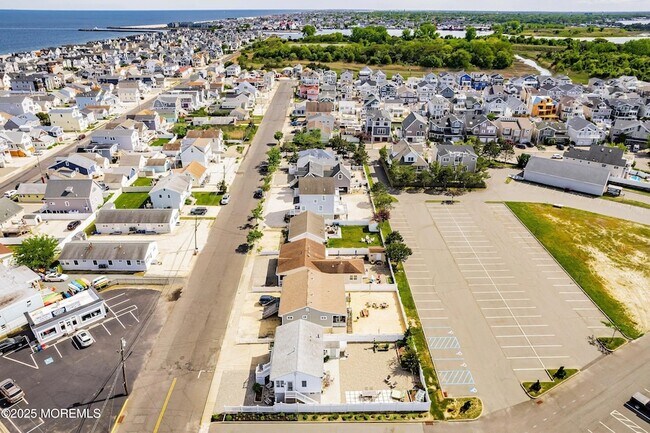 Building Photo - 167 4th Ave