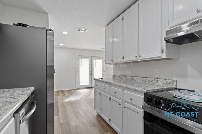 Building Photo - 340 Hiller Dr