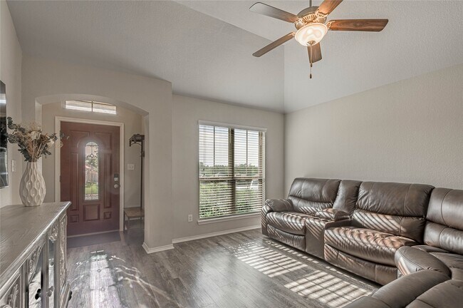 Building Photo - 133 Bates Ct