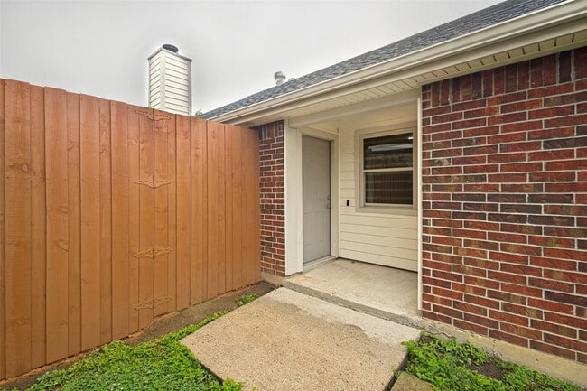 Building Photo - 945 Ramblewood Dr