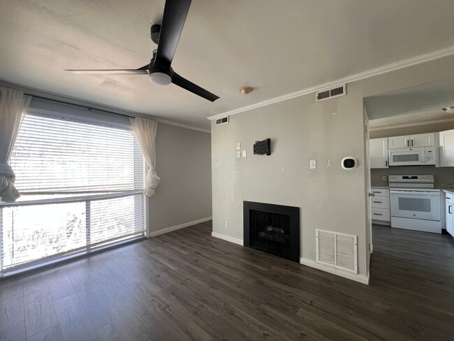 Building Photo - Take a Look at This 2 Bedroom 1 Bathroom Home in Salt Lake City Ut!!