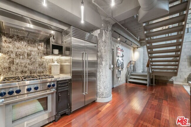 Building Photo - 330 W 11th St