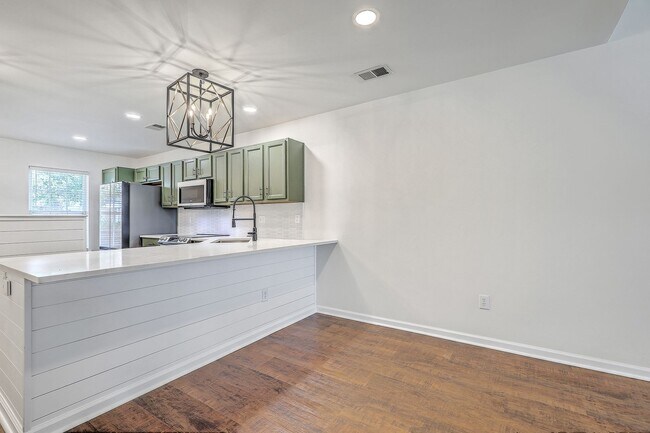Building Photo - Charming 3-Bedroom Townhome in Summer Wood...