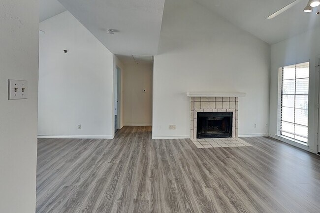 Building Photo - 3105 San Jacinto St