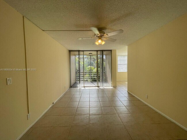 Building Photo - 9431 Live Oak Pl