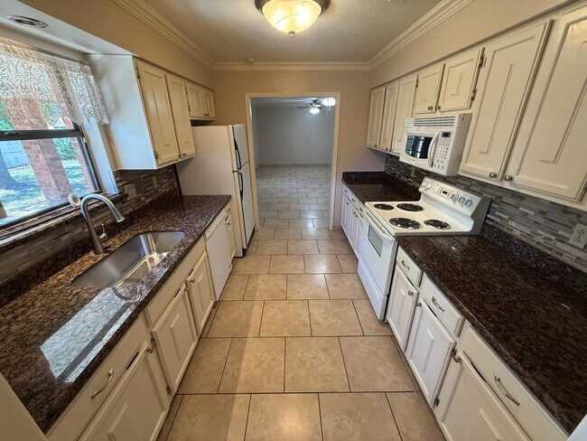 Building Photo - 1105 Hill Place Dr