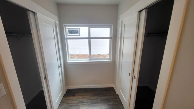 Building Photo - 1460 NW Newport Ave