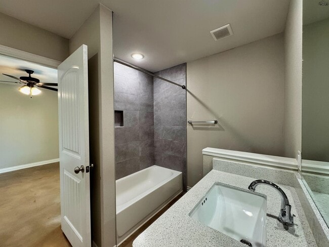 Building Photo - 406 E China St