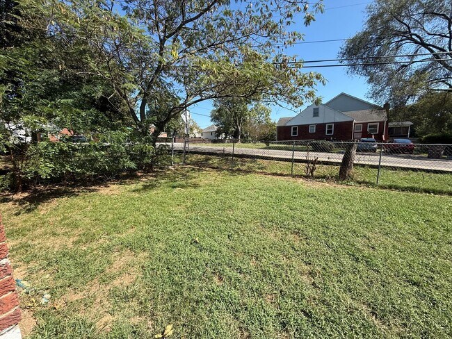 Building Photo - Pet-Friendly 2-Bedroom Home with Fenced Yard and Parking in Nashville, TN